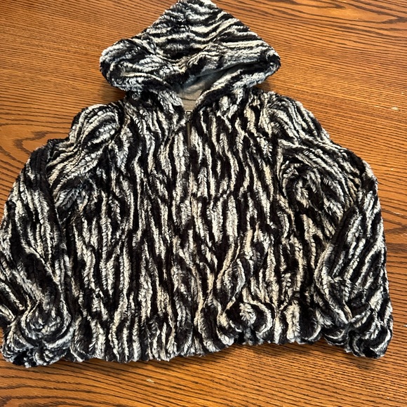 Black and white jacket - Picture 1 of 4